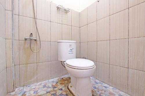 ein Bad mit einem WC und einer Dusche in der Unterkunft OYO 92998 Wiludjeng Guesthouse in Sragen