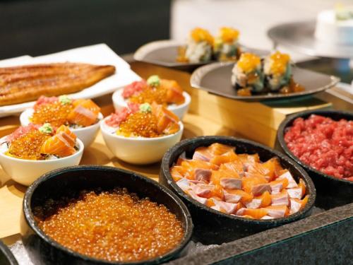 a table topped with bowls of different types of food at Hakone Kowakien Tenyu in Hakone