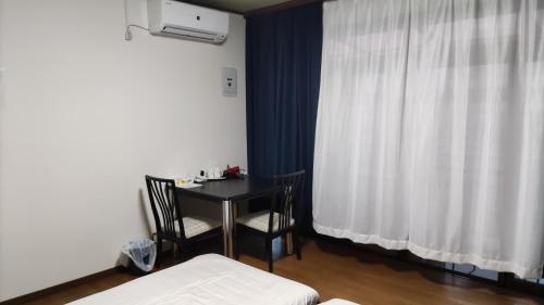 Ein Bett oder Betten in einem Zimmer der Unterkunft シェアハウスの和室or洋室 24時間スーパー徒歩5分 共同ワークスペース有