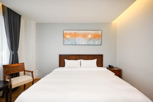 Una cama o camas en una habitación de Pearl Central Hotel- Near Nguyen Hue street