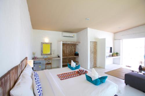 Lime N Soda Beachfront Resort في تونغسالا: غرفة معيشة مع أريكة بيضاء وطاولة