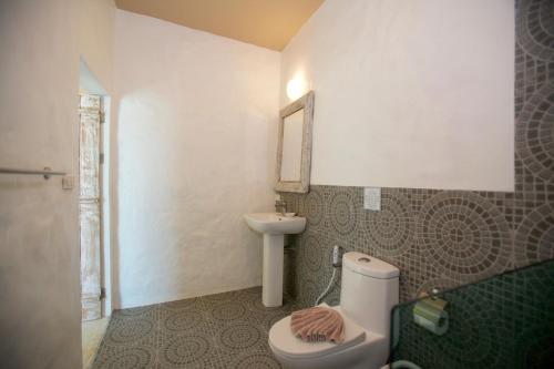 uma casa de banho com um WC e um lavatório em Lime N Soda Beachfront Resort em Thongsala