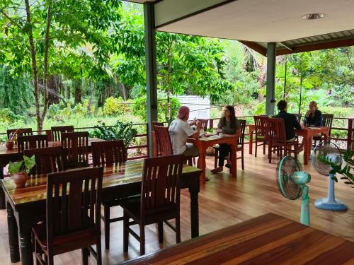 Restaurace v ubytování Khao Sok River & Jungle Bungalow