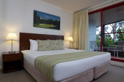 Postel nebo postele na pokoji v ubytování Club Wyndham Port Stephens