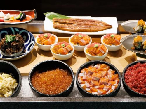a table topped with bowls of different types of food at Hakone Kowakien Tenyu in Hakone