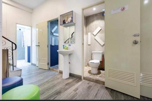 uma casa de banho com um WC e um lavatório em Comfy Crib Hostel em Bangkok