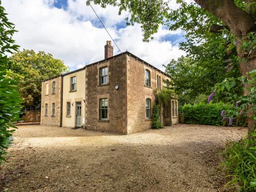 an old brick house in the middle of a yard at Vallis Oak Villa in Frome