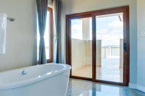 Un baño de Laguna Gecko Villa