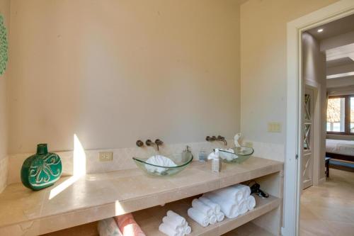 Una cama o camas en una habitación de Laguna Gecko Villa