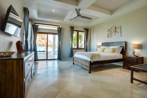 Laguna Gecko Villa في بلاسينسيا فيليدج: غرفة نوم مع سرير وخزانة في غرفة