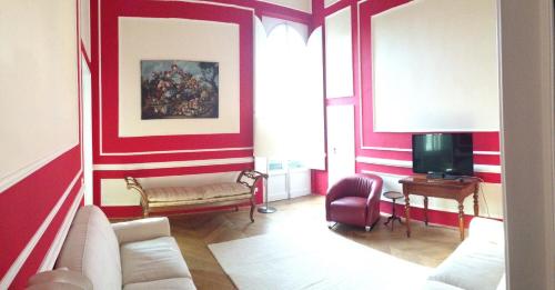 - un salon avec des murs rayés rouges et blancs dans l'établissement stars and stripes, à Florence