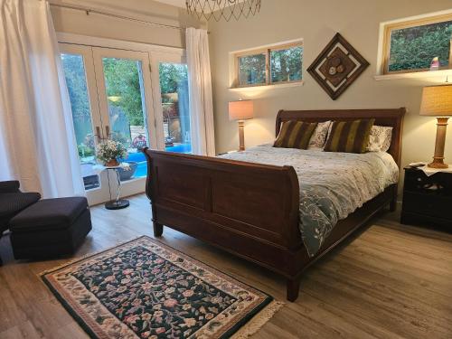 um quarto com uma cama grande e uma janela grande em luxury ocean dock pool villa em Ladysmith
