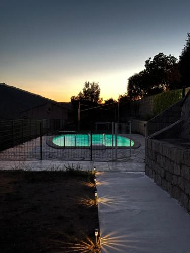 ein Pool im Hinterhof bei Sonnenuntergang in der Unterkunft Villa Campana - Sartène in Sartène