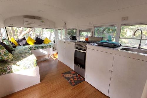 Caravana con cocina con fregadero y fogones. en CasaBus beautiful bus dept. 50m from beach, en Santa Cruz