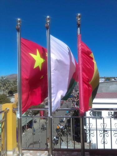 two flags of china and the flag of communism at Hôtel restaurant CMG in Ilakaka