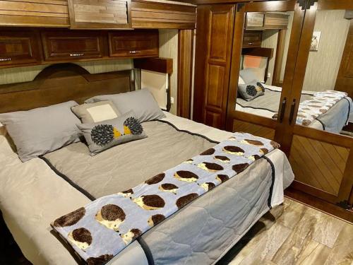 sypialnia z 2 łóżkami i lustrem w obiekcie Happy Hedgehog River Views Hot Tub Private w mieście Ahwahnee