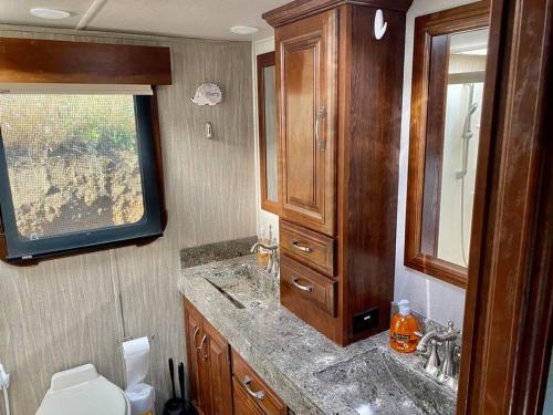 łazienka z 2 umywalkami i oknem w obiekcie Happy Hedgehog River Views Hot Tub Private w mieście Ahwahnee