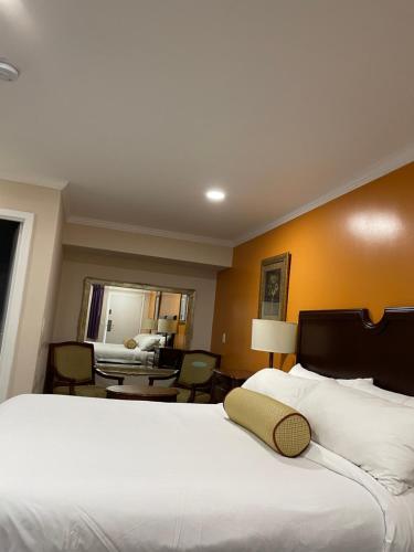 Ένα ή περισσότερα κρεβάτια σε δωμάτιο στο Howard Johnson by Wyndham Ridgecrest, CA