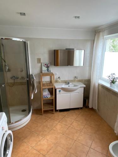 W łazience znajduje się umywalka i prysznic. w obiekcie Waterfront in peaceful Bulli w Rydze