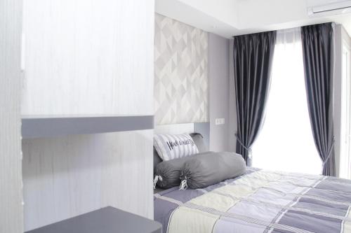 Llit o llits en una habitació de Apartemen Skylounge Makassar