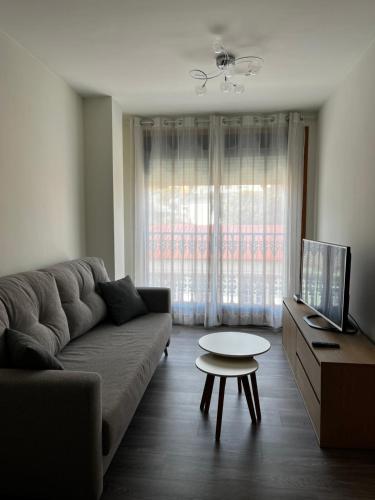 sala de estar con sofá y mesa en Apartamento en Boiro en Escarabote