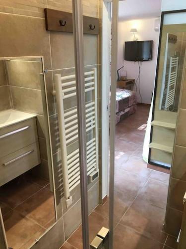 une salle de bain avec un lavabo et un miroir dans l'établissement FLC - Cannebière-Clim-Large Terace-Max 4 guests, à Marseille