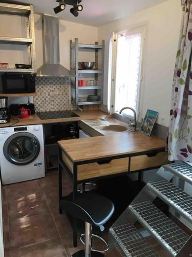 - une cuisine avec une table en bois et un évier dans l'établissement FLC - Cannebière-Clim-Large Terace-Max 4 guests, à Marseille