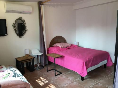 - une chambre avec un lit rose et une table dans l'établissement FLC - Cannebière-Clim-Large Terace-Max 4 guests, à Marseille
