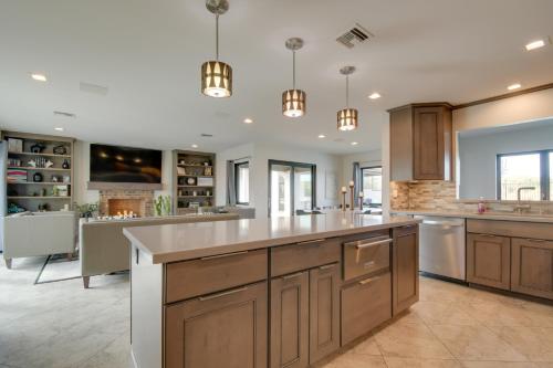 Η κουζίνα ή μικρή κουζίνα στο Pool, Spa, Game Room Luxury Fountain Hills Escape