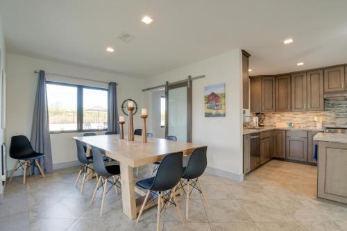 Η κουζίνα ή μικρή κουζίνα στο Pool, Spa, Game Room Luxury Fountain Hills Escape