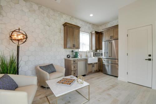 Η κουζίνα ή μικρή κουζίνα στο Pool, Spa, Game Room Luxury Fountain Hills Escape