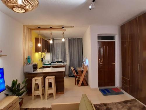 eine Küche mit einer Person, die in einem Zimmer steht in der Unterkunft EnN 2 Lovely Premium Apartment in Bungoma