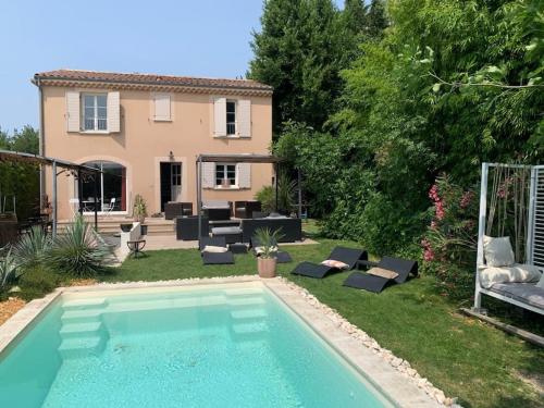 a backyard with a swimming pool and a house at La villa Pausa en Drôme provençale in Montboucher-sur-Jabron