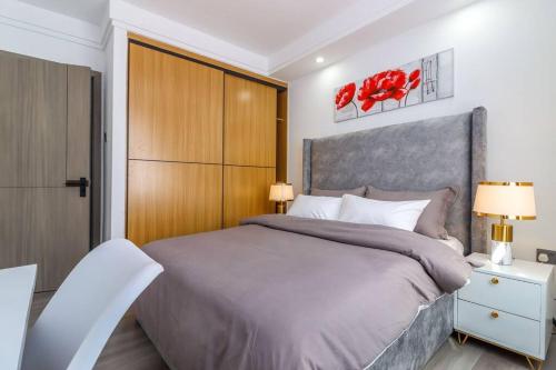 1 dormitorio con 1 cama grande y armario de madera en Lovely furnished cozy 2Bed/Room, en Nairobi