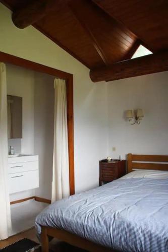 une chambre avec un lit, une commode et une fenêtre dans l'établissement La villa des Tacounets 20 pers, à Saint-Gervais-les-Bains
