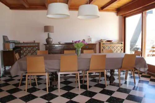 een eetkamer met een tafel en stoelen bij La villa des Tacounets 20 pers in Saint-Gervais-les-Bains
