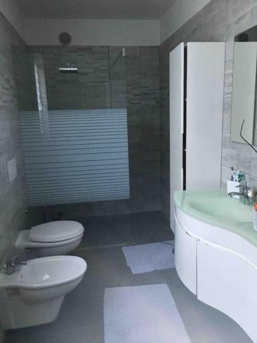 Phòng tắm tại Appartamento nel cuore del Lagorai