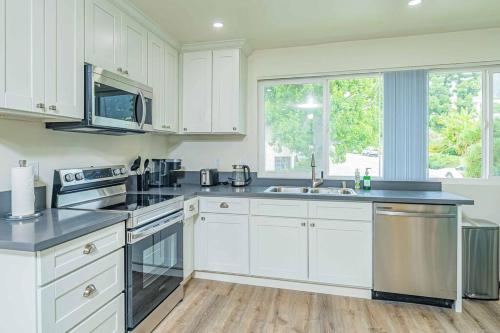 una cocina con armarios blancos y fregadero en 2B2B APT Newly Remodeled en Pasadena
