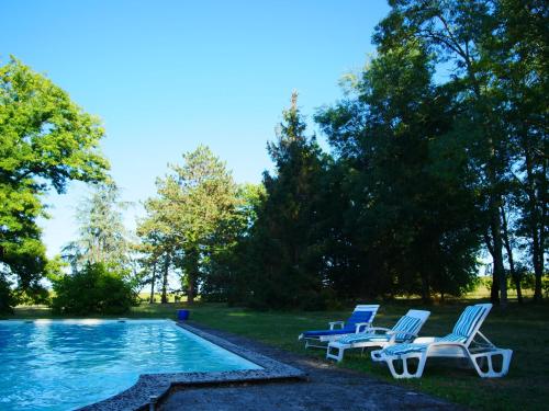Kolam renang di atau dekat dengan Maison bourgeoise dans un vignoble
