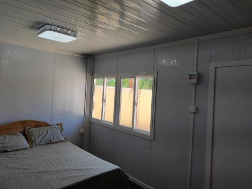 - une chambre avec un lit et une fenêtre dans l'établissement Jacky rental house, à Calape