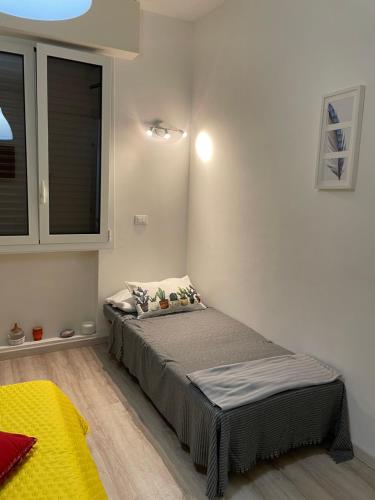 1 dormitorio con 1 cama en la esquina de una habitación en Nuova Casa di Mattia Bologna en Bolonia