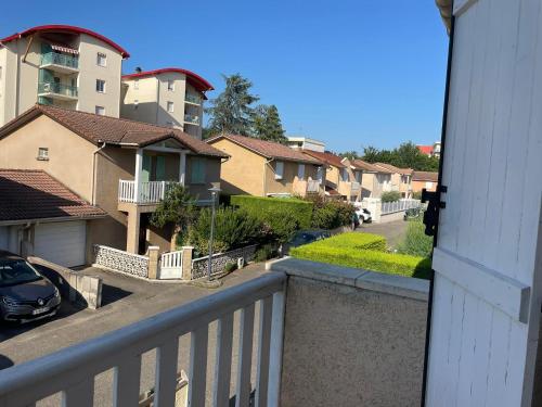 uma vista a partir de uma varanda de algumas casas em DYNAMIQUE ET SPLENDIDE em Bourgoin-Jallieu