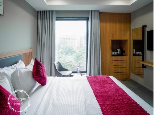 - une chambre avec un grand lit et une couverture rose dans l'établissement Saltstayz Basil - Near Golf Course Road, à Gurgaon