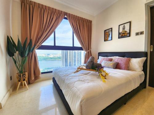 - une chambre avec un grand lit et une grande fenêtre dans l'établissement Loft Suite Seaview near JB CIQ 8pax, à Johor Bahru