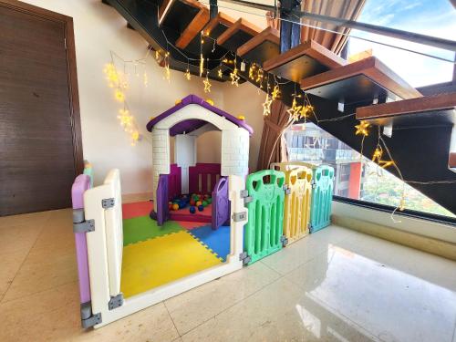 una sala de juegos con una casa de juguetes en la pared en Loft Suite Seaview near JB CIQ 8pax en Johor Bahru