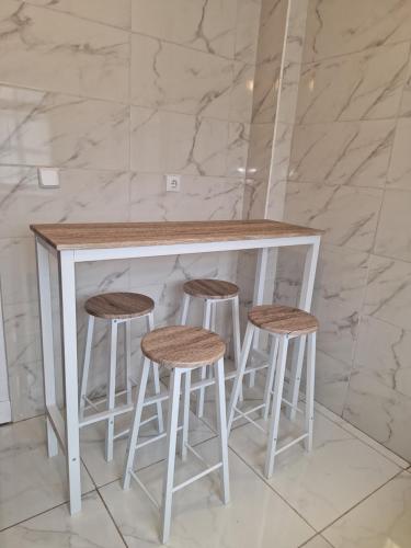 a white counter with three stools under it at Casa Ricardo (16km de Coruña) 