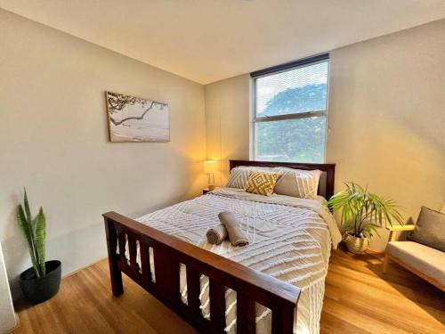 - une chambre avec un grand lit et une fenêtre dans l'établissement Renovated Managers Apartment, à South Hedland