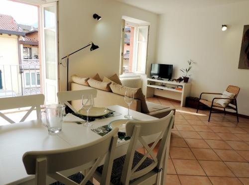 uma sala de estar com uma mesa e um sofá em La piazza al lago - A 40 metri dal lago em Mandello del Lario