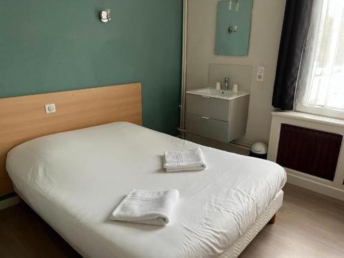 1 dormitorio con 1 cama con 2 toallas en Aux Bons Amis, en Reims