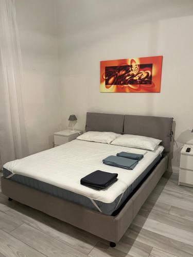 a bedroom with a bed with two towels on it at Grazioso appartamento in zona centrale. in Montecatini Terme